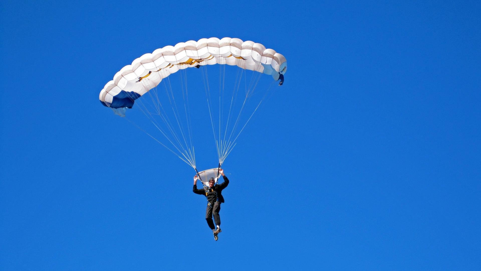 安提瓜的海滩排球比赛盛况空前，安提瓜岛在哪里